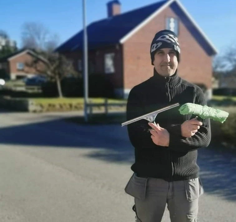 Karl Johan med redskap för fönsterputs